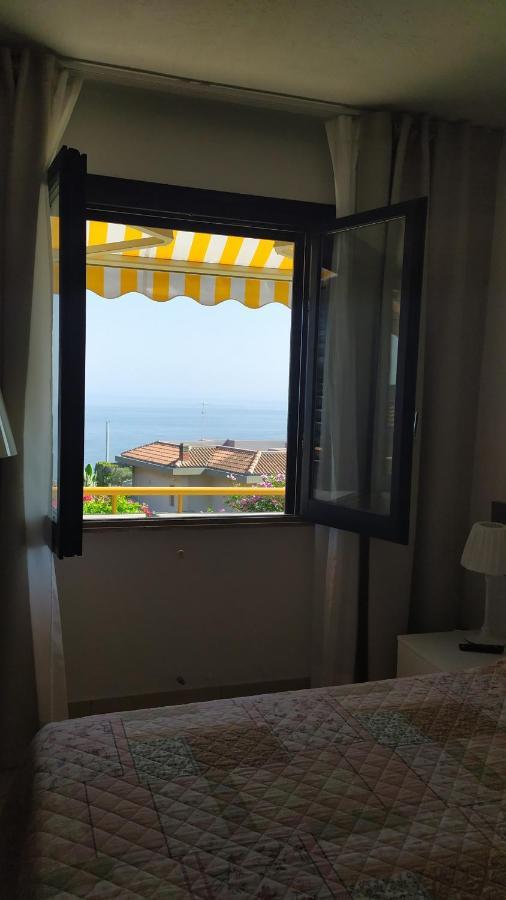 Bed and Breakfast Nero Basalto Azzurro Mare Ачи Костелло Экстерьер фото