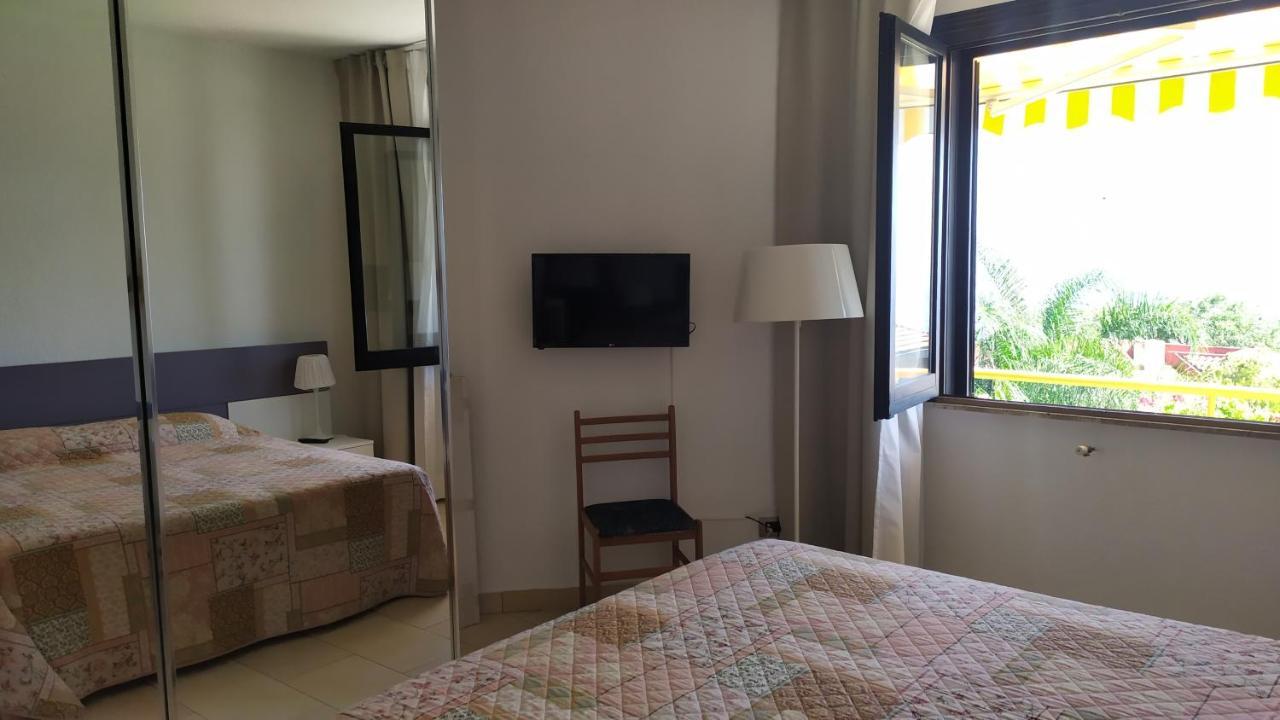 Bed and Breakfast Nero Basalto Azzurro Mare Ачи Костелло Экстерьер фото